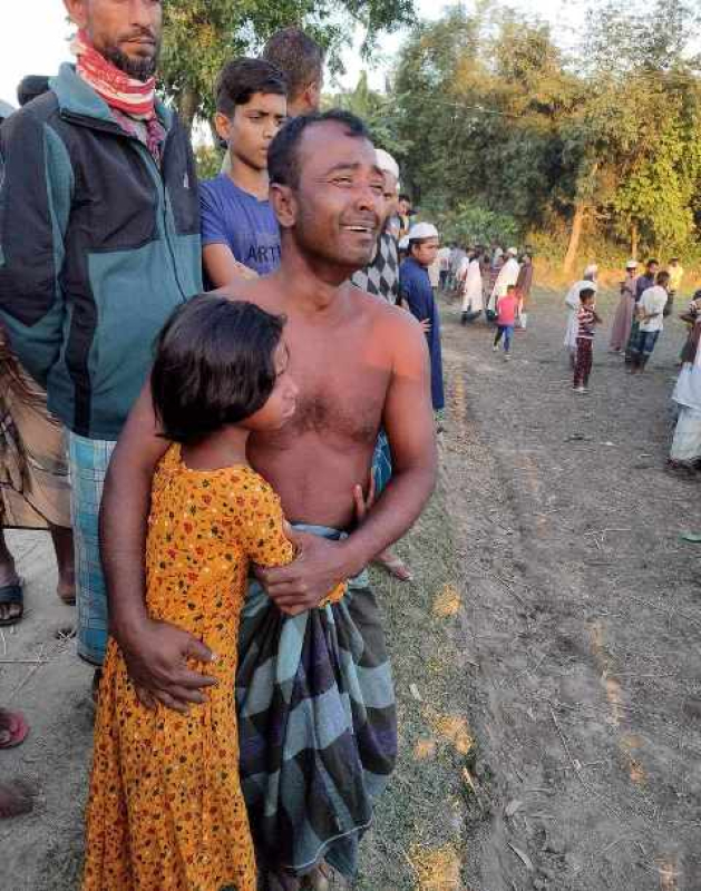 a-man-and-his-daughter-wailing-at-the-loss-of-their-near-ones-to-electrocution-on-sunday-30-dec-2023-d7086d09fb70c1bbbffe94f33d615fb01703948578.jpg