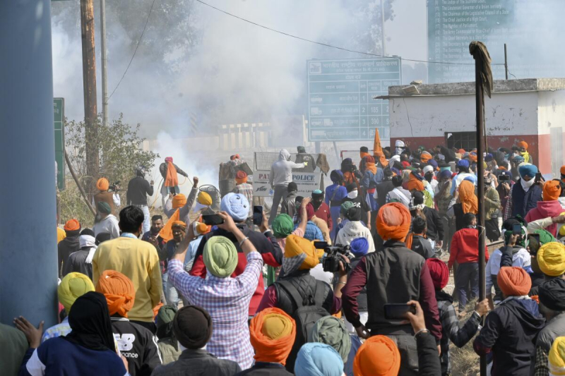 indian-farmers-clash-with-police-for-2nd-day-44d7212ad4c3c226491992fc0e4316601707984041.jpg