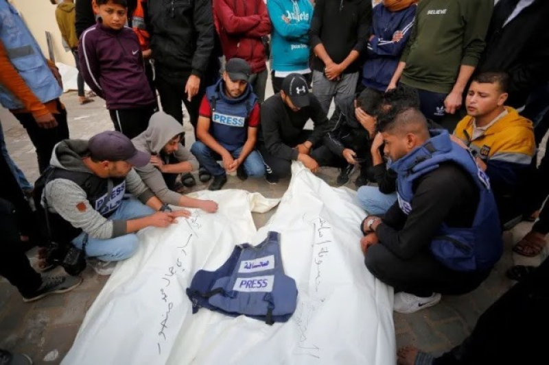 gaza-journalists-mourn-dead-comrades-in-the-profession-fd6fe8737054b80934acec1d2592aec71709309250.jpg