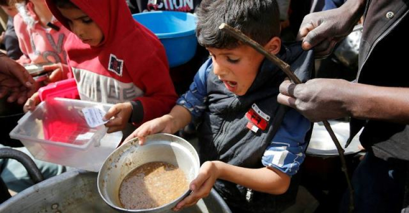 children-in-the-gaza-strip-receive-food-as-supplies-continue-to-dwindle-f9995994d59931cec97ac1b56548e2081710954416.jpg