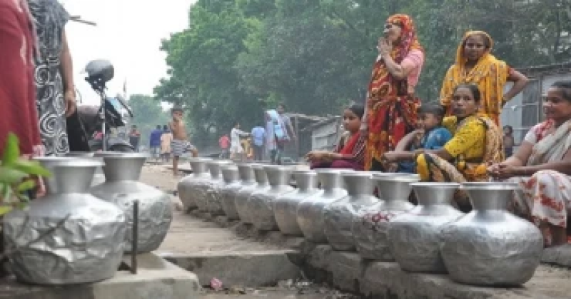 women-wait-with-jars-to-collect-water-for-their-families-e850f570a938ee8161b0e3653b663eb51711215958.png