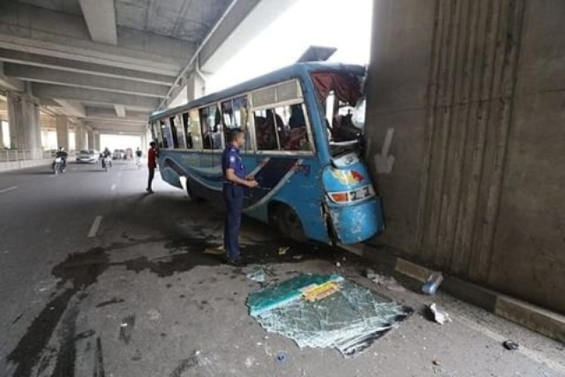 passenger-bus-damaged-after-hitting-metrorail-agargaon-station-piller-on-monday-night-5e651f6326ac8739b23d68347981d1731712718867.jpg