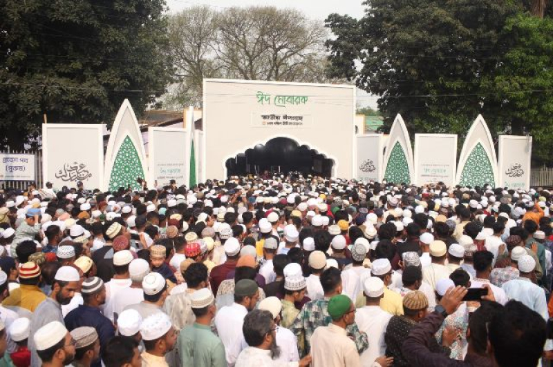 devotees-gathered-at-the-national-eidgah-at-the-supreme-court-premises-on-thusday-to-say-the-eid-prayer-20daa179b658ef26ec0e27c13e658dbf1712831679.jpg