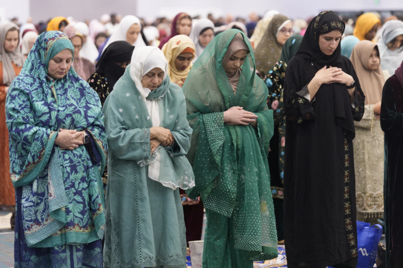 muslim-women-offering-prayer-in-the-us-83020f32af97f4fa36bafb87f730f9b51712940156.png