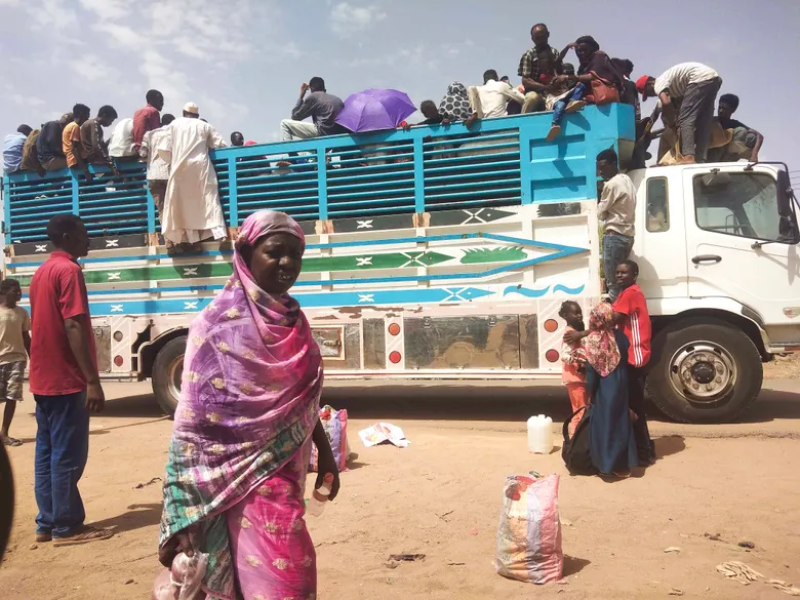 people-rush-for-food-supply-afrom-an-aid-truck-in-sudan-cf9d201128a67ba697df784a5464f4ce1713154595.png