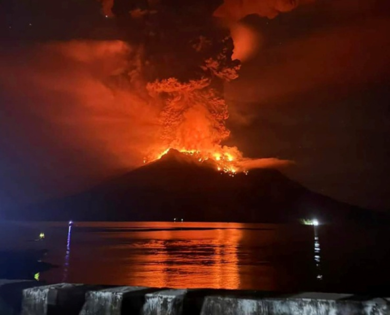 volcano-in-indonesia-has-several-big-eruptions-48a06961c96c6e0c9658f38f37ef64d31713413757.jpg