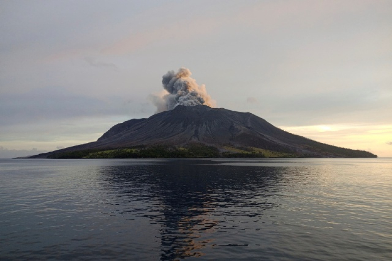 indonesian-volcano-spewing-ash-cloud-9cbdb2ca9586d937bea888ddce77b42b1713585177.jpg