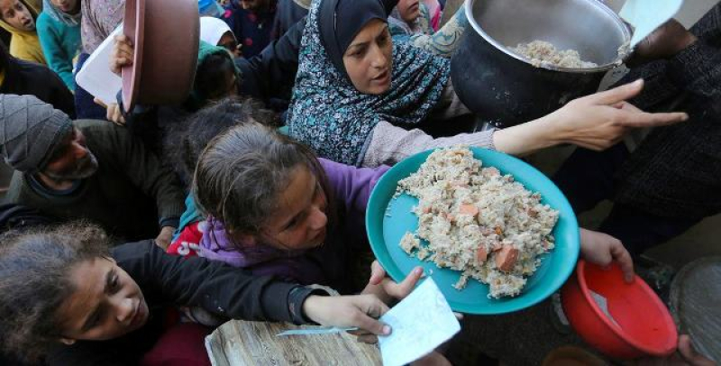 food-is-distributed-to-desperate-palestinians-f077de6d302ca4b4d3f63fec972c26b91713976651.jpg