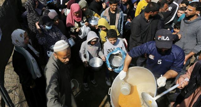 gazans-queuing-for-food-1bdf19981693fdd6deb931a27e6e33aa1714672040.jpg