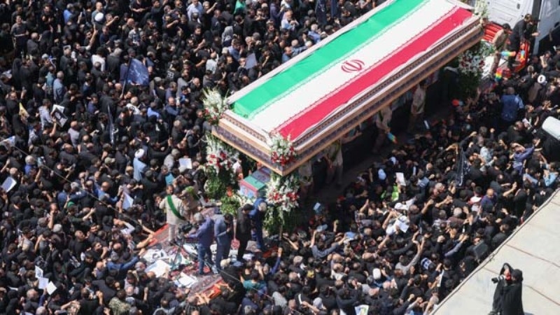 people-carry-the-coffin-of-iran-president-ebrahim-raisi-in-tehran-95bde1971d7ec81ff030fb93a76fe8301716439596.jpg