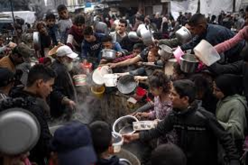 hungry-gazans-struggle-for-share-of-paltry-cooked-food-offered-by-aid-agencies-27ed9ccf8882983433dd1fb43f5029471717562998.png