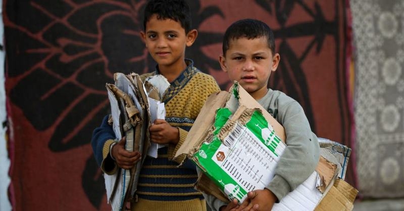 children-in-gaza-collect-cardboard-to-light-fires-for-cooking-098c25726ac070019a915833407406a91717784759.jpg