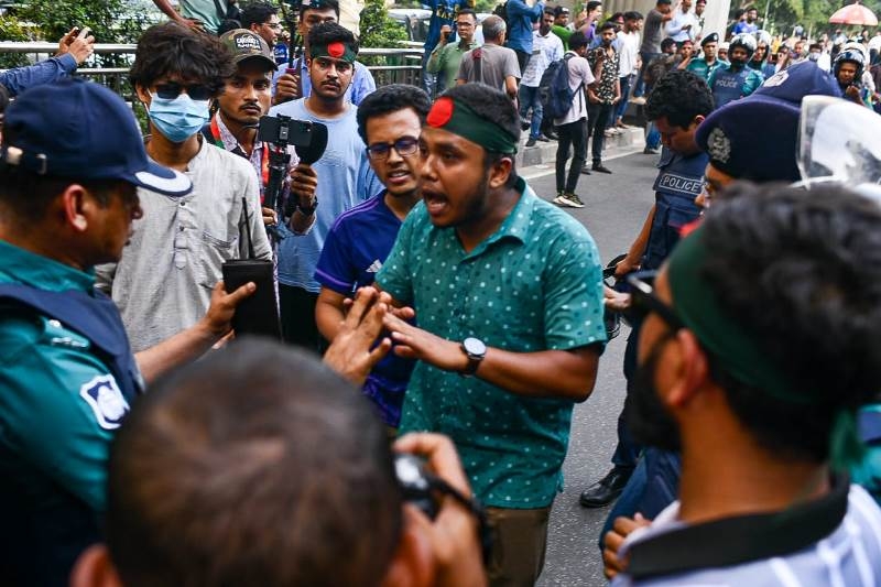 quota-protesters-at-shahbagh-on-tuesday-unb-b807b083f2c7f189f649d768ec6381a91720458340.jpg