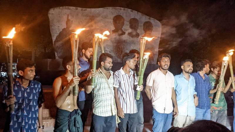 job-quota-protesters-brought-a-torch-procession-on-monday-evening-in-capital-dhaka-6c89fcfdaaae7a8194f98a3c846fd50a1721101834.jpg