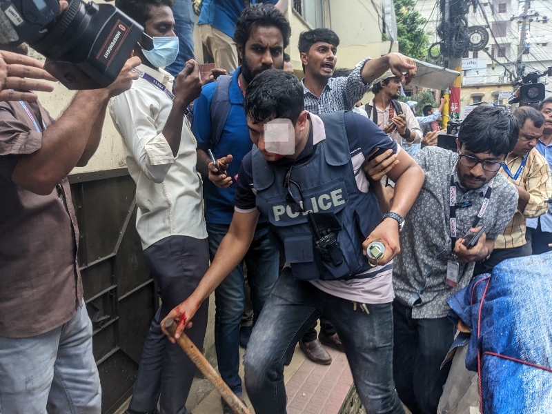 a-policeman-was-among-10-hurt-in-a-clash-with-protesters-in-chattogram-on-tuesday-f1254bd362bac0b6bd2e017ef54445d51722275533.png