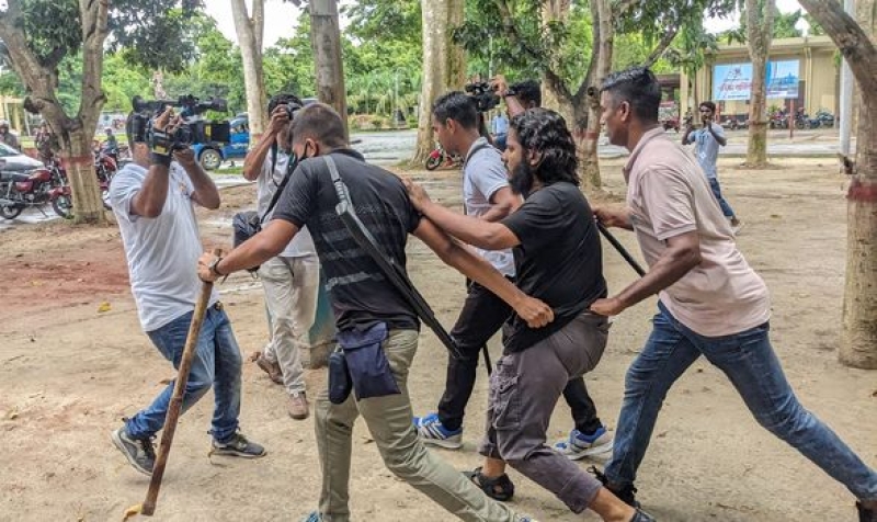 plainclothes-police-trying-to-haul-up-a-student-on-the-rajshahi-univeristy-campus-on-thursday-74f6722a81051d0ec10a72fa372afe0d1722532814.jpg