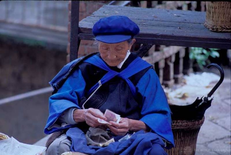 an-elderly-woman-in-china-counted-her-money-with-worried-feeling-c9cb3267f9e07461c2b2a8b3eab3d7f81722627298.jpg