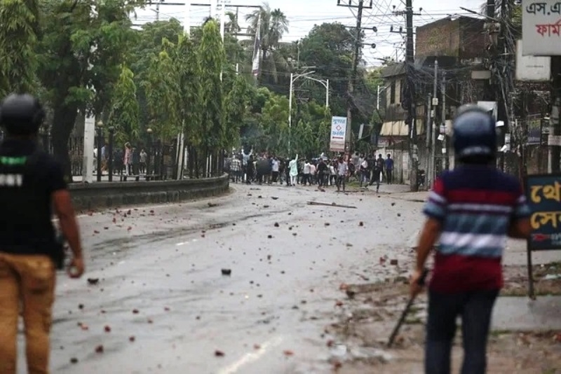 police-and-students-face-to-face-in-sylhet-b42d99648f3994d8ab89299fe211401c1722623857.jpg