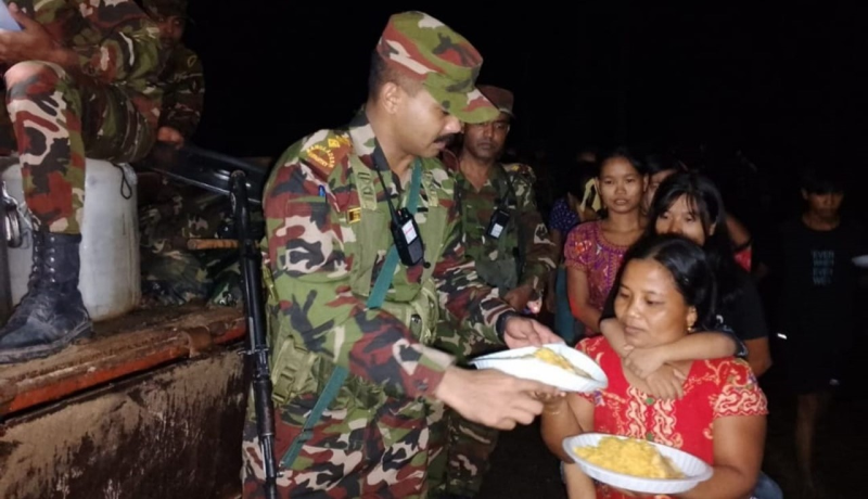 army-members-distributing-relief-food-to-flood-affected-people-of-khagrachhari-on-friday-2002b6fee86b4d261b0aa8fb5c27de291724427194.png