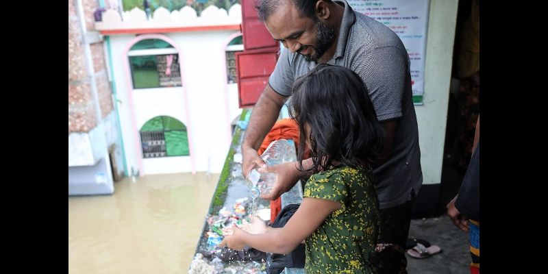 drinking-water-scarce-in-flood-affected-areas-5922eb0ca9f1d8d3196581696b51ce721724611507.png