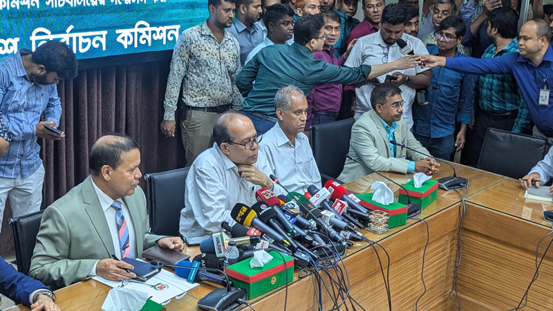 chief-election-commissioner-kazi-habibul-awal-on-thursday-announced-th4-resignation-of-the-election-commission-68a049f52e6911139c2885692c7c612f1725560826.png