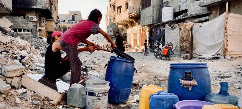 children-collect-water-in-gaza-3864c55b93492cbf29f094cdc4bb27341727580627.jpg