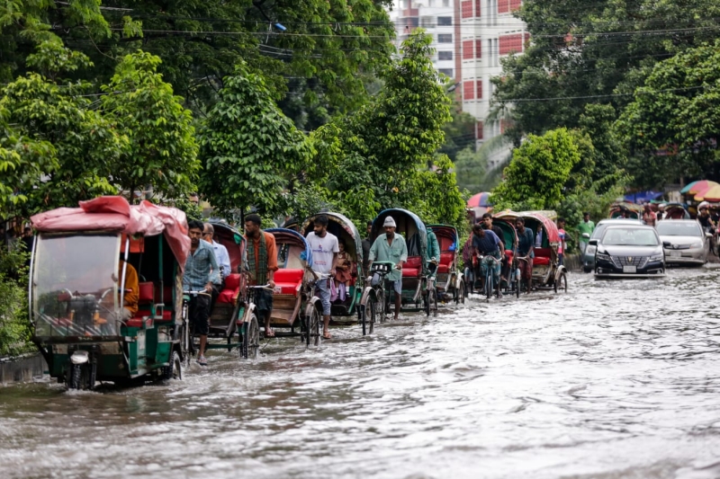 vehicles-plying-on-an-waterlogged-road-in-dhaka-city-on-thursday-morning-8592435e8a22b6878e5f06b175b410681727931729.jpg