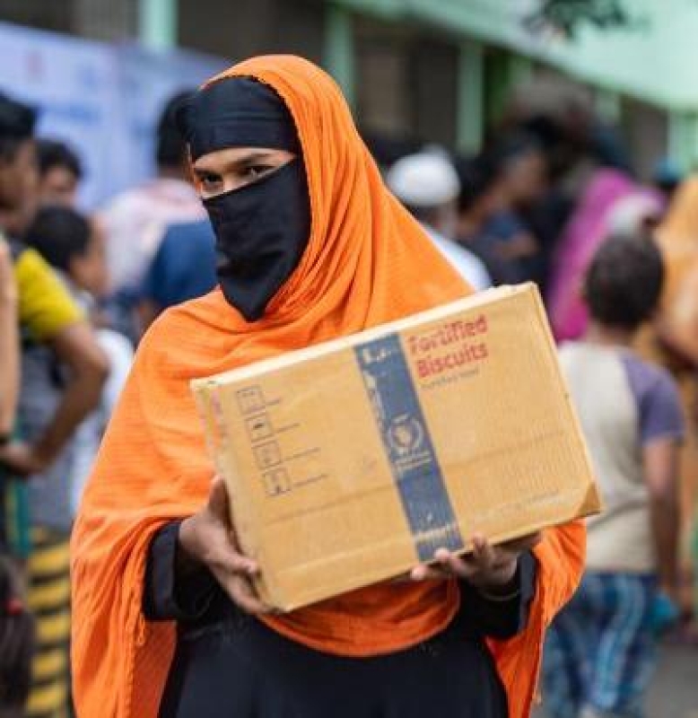 an-eastern-bangladesh-flood-victim-carries-relief-material-bd4f712e2097da73774d22733c7273661728196064.jpeg