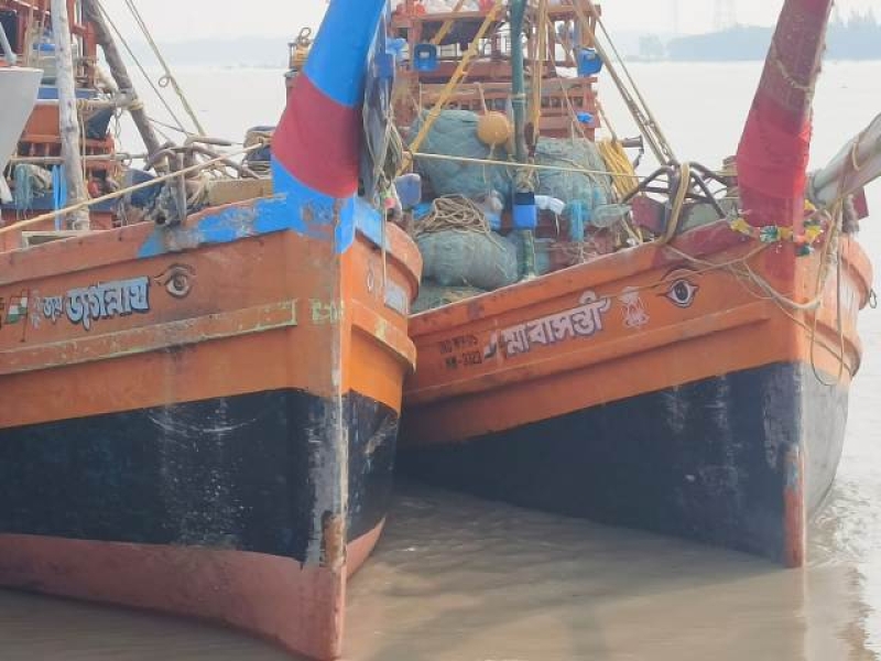 two-indian-fishing-trawlers-along-with-5-tons-of-hilsa-seized-in-kuakata-dccb48c7cf5bbcdd4ee791f9f7d1dc0f1729147374.jpg