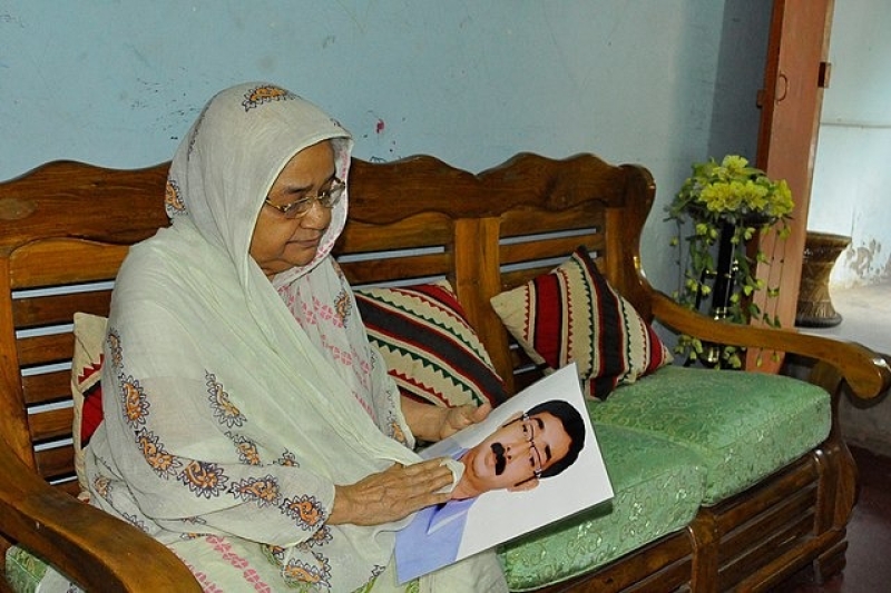 a-mother-with-the-photo-of-her-enforced-disappearence-victim-son-in-bangladesh-d03fa91b09e1dff1208c2571ee7db64b1730868227.jpg