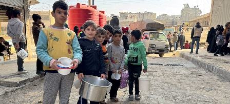 children-queue-for-hot-food-in-aleppo-syria-9cf874941f731e69a6ae0d82e209ec441734674438.jpg