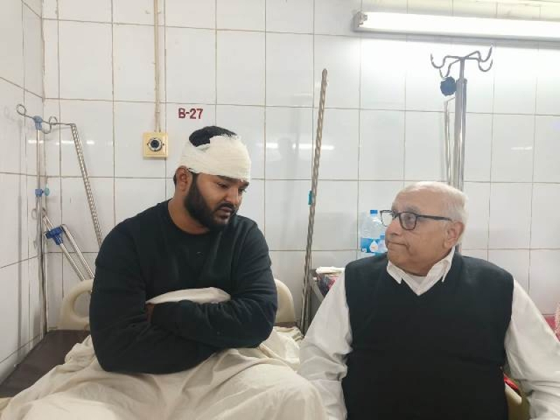 acting-president-of-muslim-league-adv-mohsin-rashid-with-faruk-of-gonoparishad-at-a-hospital-on-sunday-5-jan-2024-bsmmu-87d5704afff12fb6622979344297ddfe1736091825.jpg