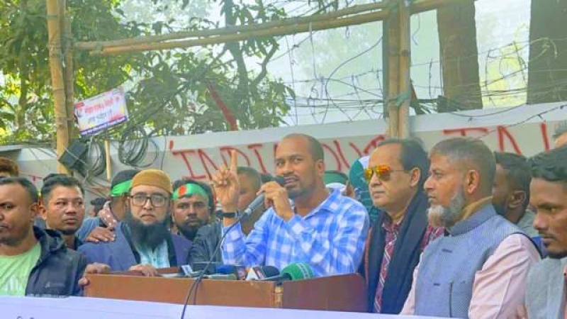 hero-russel-speaking-at-a-human-chain-organised-by-cng-drivers-and-owners-in-dhaka-city-on-sunday-60800b0ca99e92e5aca98b4a6f2f44f71736087775.jpeg