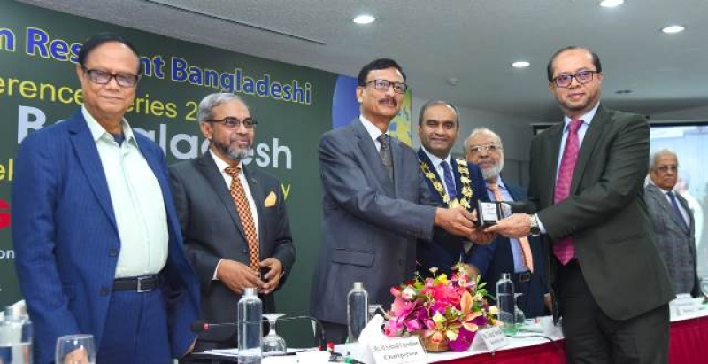 islami-bank-md-monirul-moula-receiving-branding-award-from-foreign-affairs-adviser-tauhidul-islam-on-monday-ba7680215868ba7bea7213b5a457474f1736783562.jpeg