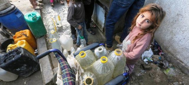 a-young-girl-waits-to-fill-water-containers-in-gaza-7e292a124dd4d28062ba9ed2976f3a141737136920.jpg