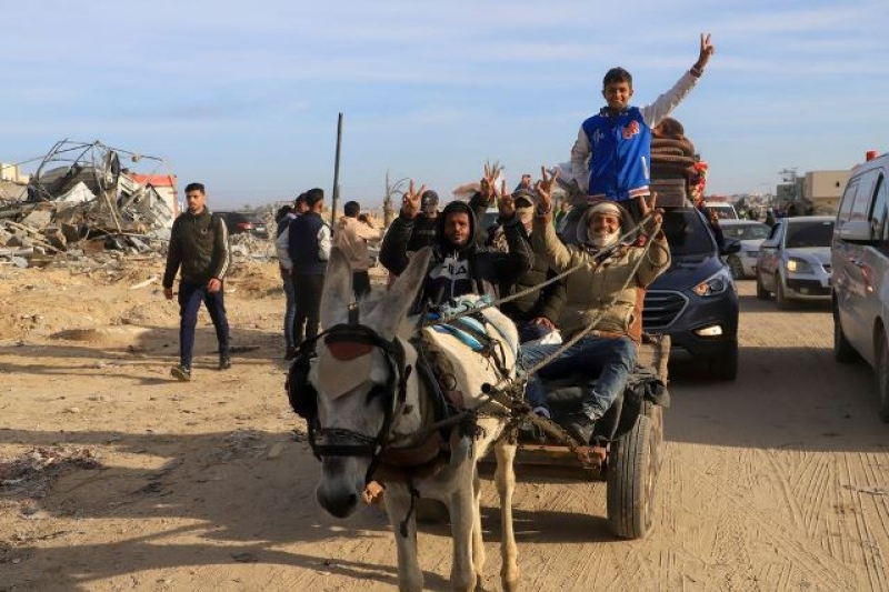 palestinians-on-way-back-to-their-devastated-homes-in-gaza-on-sunday-19-jan-2025-b1fa127ac9038b9895eea6d3510aabd71737305974.jpg