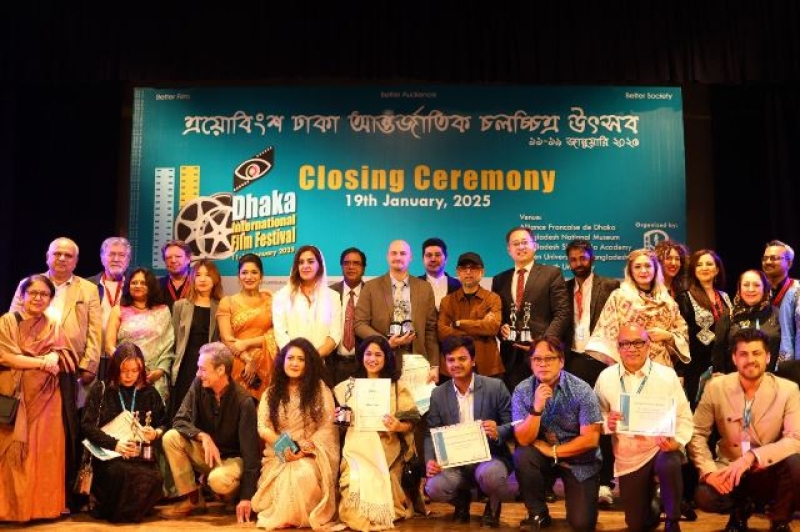 artists-and-organisers-at-the-concluding-ceremony-of-the-23rd-dhaka-international-film-fest-on-sunday-bf6107126f8e66e2cc0daf719842e8621737345108.jpeg