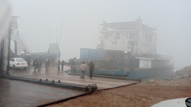 dense-fog-halts-ferry-services-in-padma-jamuna-rivers-0f05c32cf6eaaf0181f02f4e8e154ee11737689244.jpg