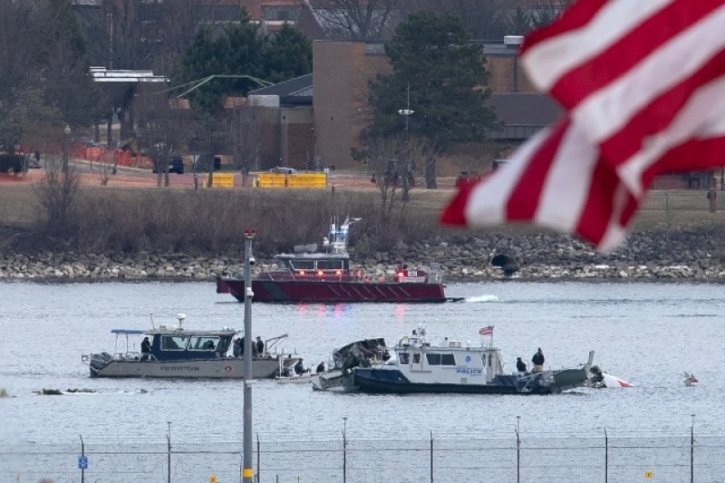 a-diving-team-and-police-boat-is-seen-around-a-wreckage-site-in-the-potomac-river-from-ronald-reagan-washington-national-airport-thursday-jan-61df3d79015a00c2bb19c6855b0a63481738295280.jpeg