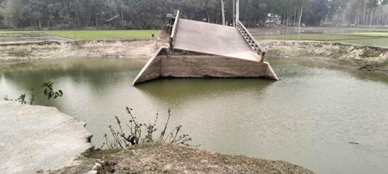 a-bridge-in-kurigram-that-sank-five-years-ago-awaits-reconstruction-feedd98e265caeb06ef0567bca7a9d221738379032.jpg