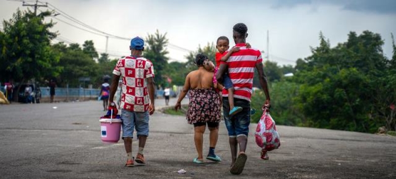 members-of-a-haitian-family-return-from-the-dominican-republic-carrying-the-few-possessions-they-have-ff9afe93ac541a7db13094fbd450a9151738606816.jpg