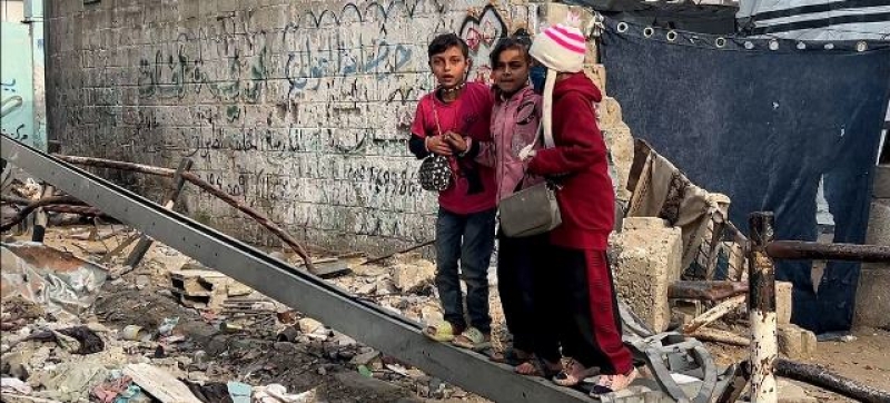 children-in-gaza-stand-on-debris-from-a-destroyed-building-31f6fd60aca218c1ba7ad1e202a862111738823027.jpg