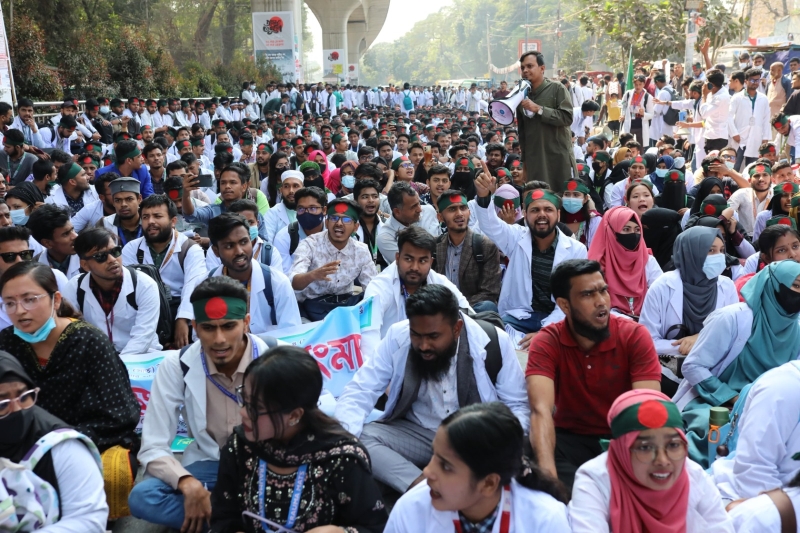 mats-students-block-shahbagh-creating-traffic-chaos-573d792f2210b5e280ebd3451ae8a6bd1739099203.jpg