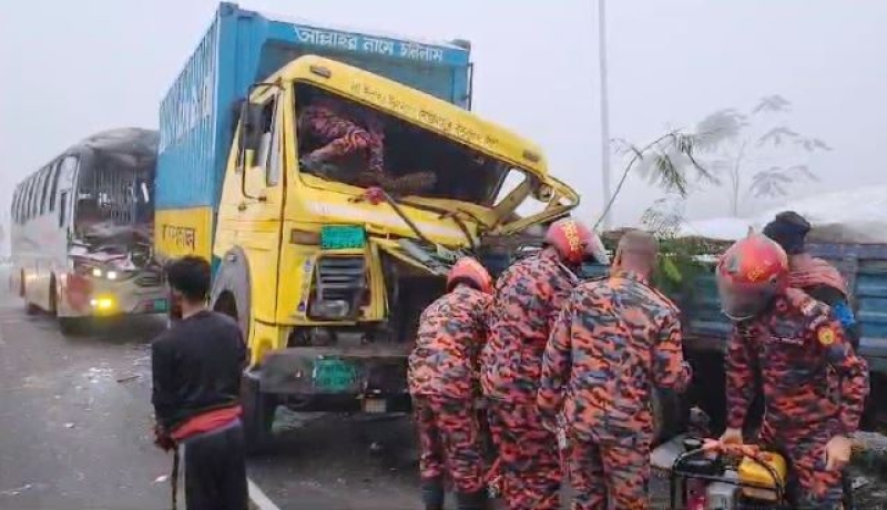 two-of-the-five-vehicles-that-collided-on-the-dhaka-mawa-expressway-on-monday-morning-f6395fca247d068e71de78bbaf9ea5e61739765854.jpeg