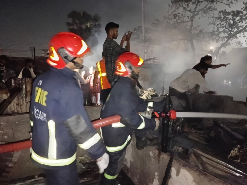 fire-breaks-out-at-korail-slum-in-banani-269c41dbb99c5b52140a0fe61f4ca3861740209203.jpg