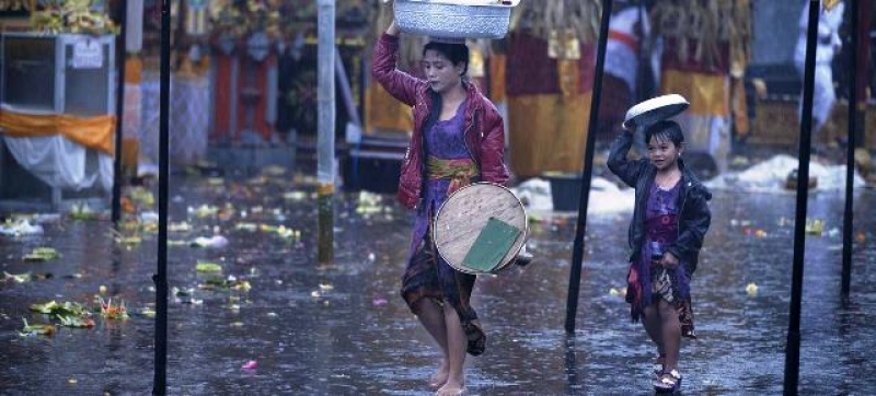 a-mother-and-her-daughter-try-to-shield-themselves-from-rain-as-they-walk-in-a-market-3a8427d5e59c6801b18dd2ea30240dec1741930477.jpg