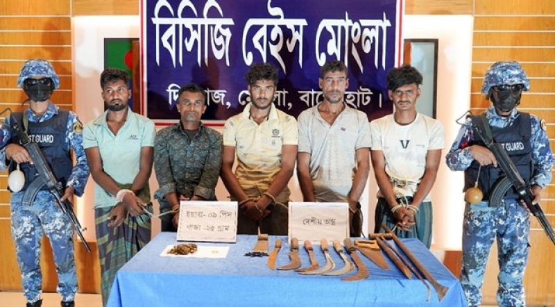 coast-guard-memebrs-detained-five-members-of-an-alleged-theft-gang-at-mongla-bagerhat-2869f6f4e012ed8b15d7b7c2f28321491742619983.jpg