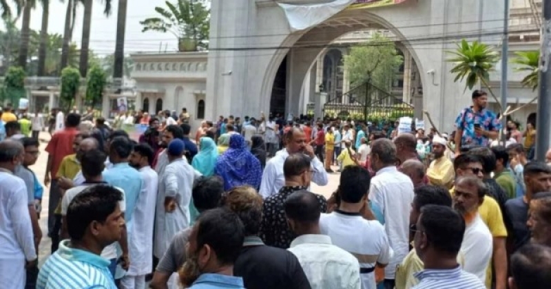 nagar-bhaban-gates-were-locked-by-ishraque-supporters-on-saturday-disrupting-services-815cfe8ef51defc1951e910b1f4b57061747758612.jpg