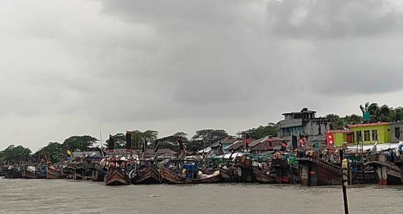 fishing-trawlers-at-a-safe-sanctuary-in-kalapara-as-the-sea-is-rough-due-to-bas-weather-6ac9fc264c744952819209e3c371e78a1750269824.jpg