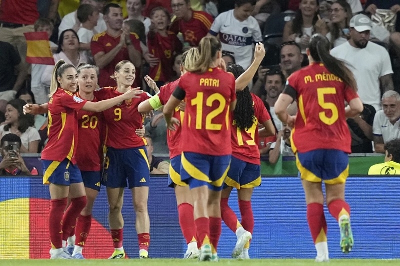 esther-gonzalez-3rd-left-of-spain-celebrates-after-scoring-their-fourth-goal-against-portugal-at-stadion-wankdorf-in-bern-switzerland-thursday-july-3-2025-8f40b4d3ae28ce0e9031b8857573cdda1751604041.jpg